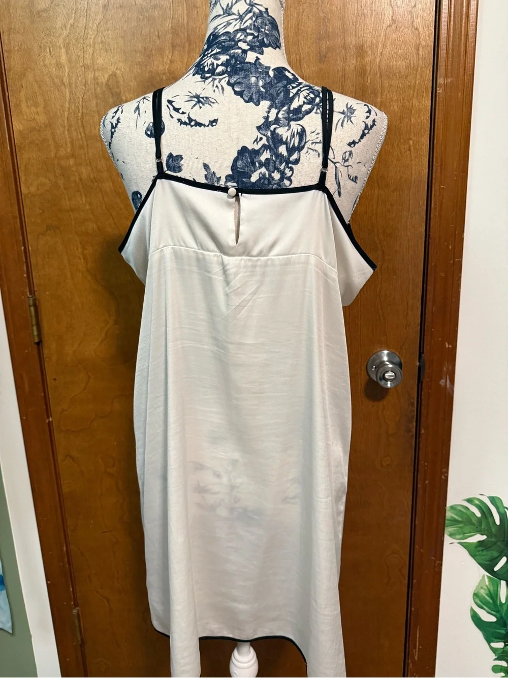 Kate Spade 2piece set- Mrs. bridal nightgown/robe -white with black piping (xl)
